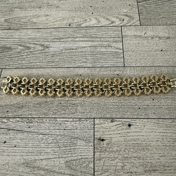 Vintage AB Rhinestone Gold Tone Thermoset Lucite Link Bracelet Collector’s Item - Picture 5 of 7